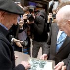Conmemoración del 75 aniversario del bombardeo de Gernika. En la imagen, John, el hijo del corresponsal de guerra George Steer y superviviente del bombardeo Mateo Malaxetxebarria.