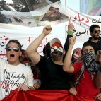 Un grupo de sirios grita consignas contra el presidente sirio Bachar al Asad, durante una manifestación frente a la embajada siria en Amán, Jordania.