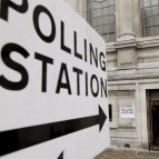 El primer ministro británico, David Cameron, sale de votar en un colegio electoral en Londres (Reino Unido).