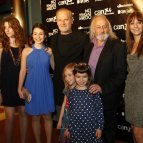 Armendáriz posa junto a parte del equipo, entre los que se encuentran Lluís Homar y Michelle Jenner, entre otros, ayer en Pamplona.